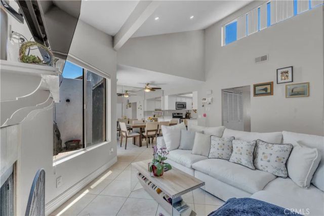 18408 Hatteras 44, Tarzana, CA 91356