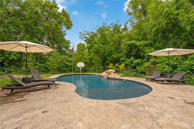 304 Shoreline Drive, Louisburg, KS 66053
