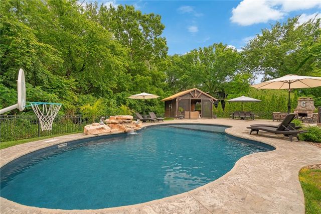 304 Shoreline Drive, Louisburg, KS 66053