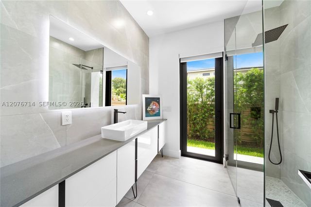 1629 NE 4th Pl, Fort Lauderdale, FL 33301
