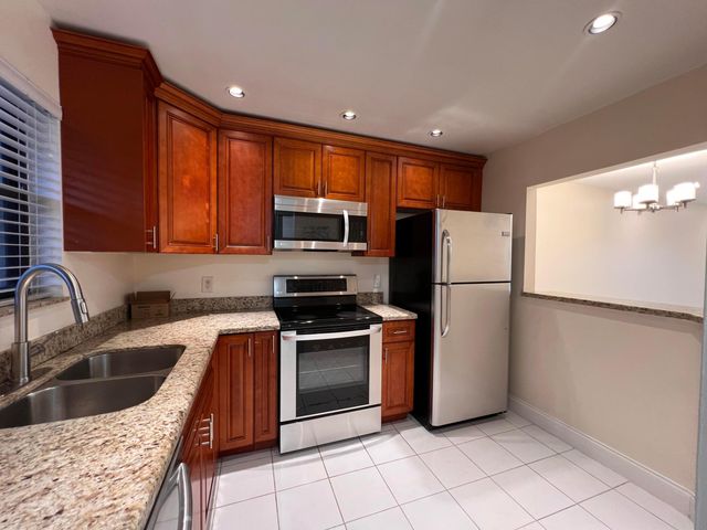 21911 Lake Forest Circle 206, Boca Raton, FL 33433