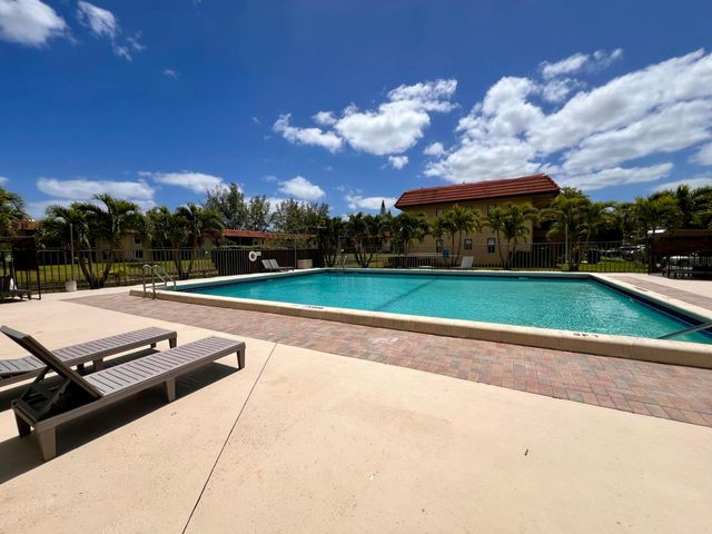 21911 Lake Forest Circle 206, Boca Raton, FL 33433