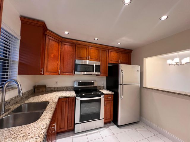 21911 Lake Forest Circle 206, Boca Raton, FL 33433