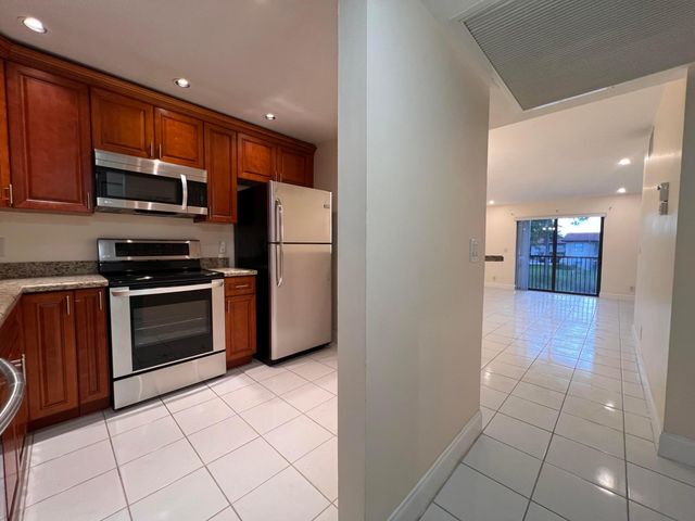 21911 Lake Forest Circle 206, Boca Raton, FL 33433