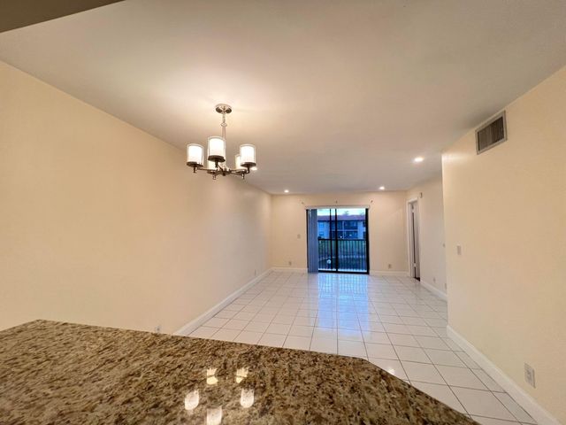 21911 Lake Forest Circle 206, Boca Raton, FL 33433