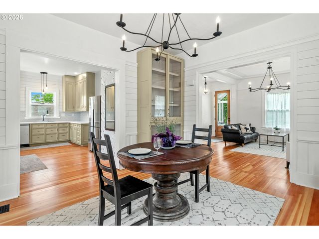 1105 WASHINGTON St, Oregon City, OR 97045