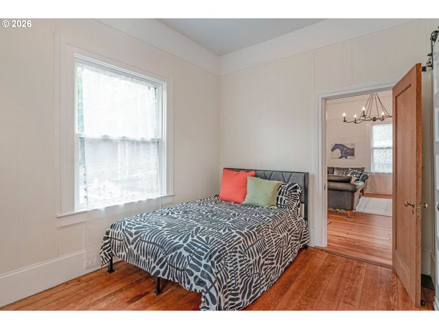 1105 WASHINGTON St, Oregon City, OR 97045