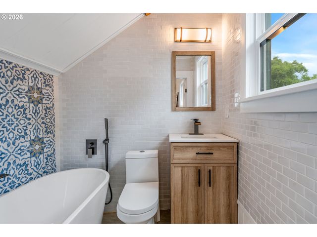 1105 WASHINGTON St, Oregon City, OR 97045