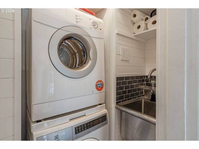 1105 WASHINGTON St, Oregon City, OR 97045