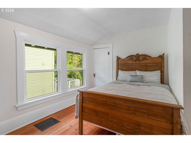 1105 WASHINGTON St, Oregon City, OR 97045