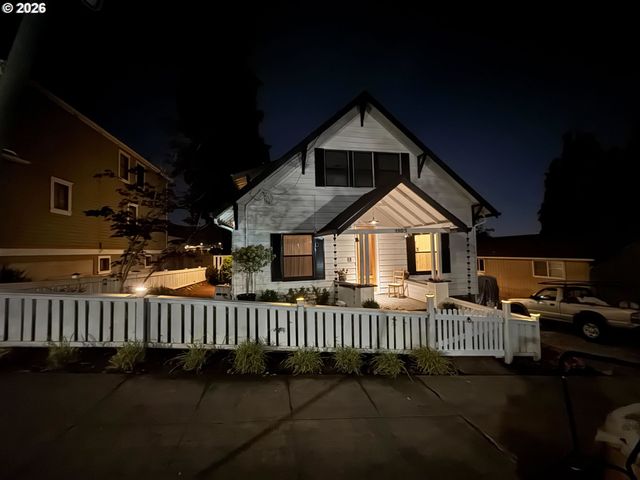 1105 WASHINGTON St, Oregon City, OR 97045