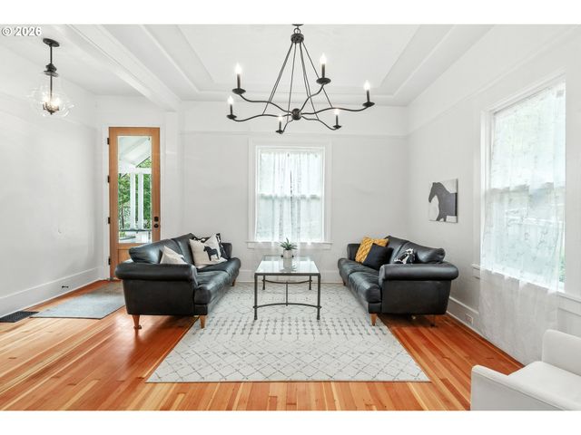 1105 WASHINGTON St, Oregon City, OR 97045