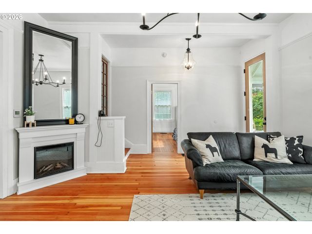 1105 WASHINGTON St, Oregon City, OR 97045