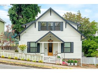 1105 WASHINGTON St, Oregon City, OR 97045