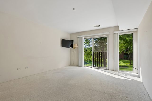 381 Kelburn Road 214, Deerfield, IL 60015