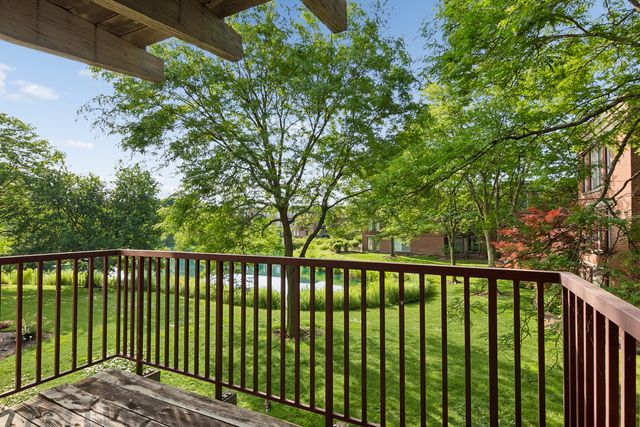 381 Kelburn Road 214, Deerfield, IL 60015