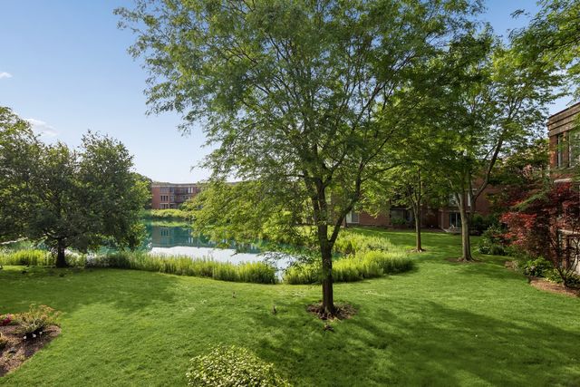 381 Kelburn Road 214, Deerfield, IL 60015
