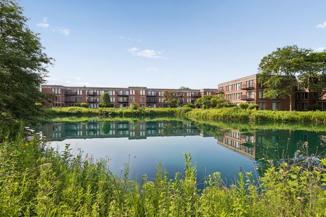 381 Kelburn Road 214, Deerfield, IL 60015