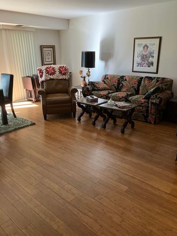 381 Kelburn Road 214, Deerfield, IL 60015