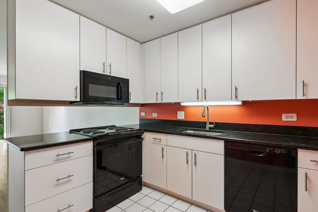 381 Kelburn Road 214, Deerfield, IL 60015