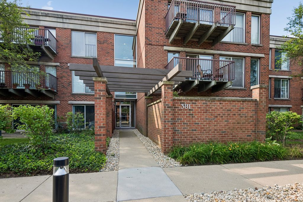 381 Kelburn Road 214, Deerfield, IL 60015