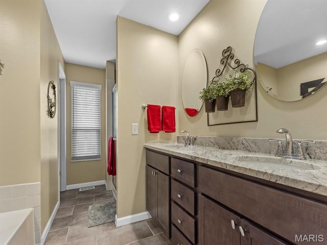 2000 Trailcrest Lane 2, Kirkwood, MO 63122