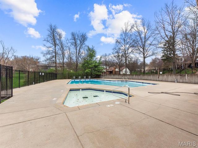 2000 Trailcrest Lane 2, Kirkwood, MO 63122