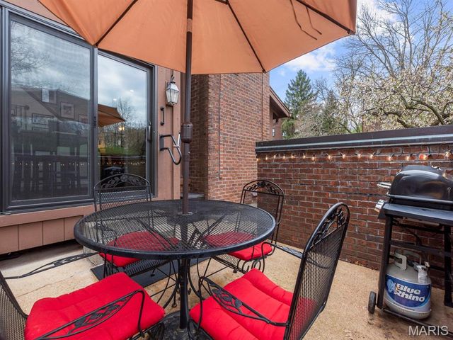 2000 Trailcrest Lane 2, Kirkwood, MO 63122