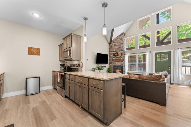 101 Willow Oak Lane Lane, Branson, MO 65616