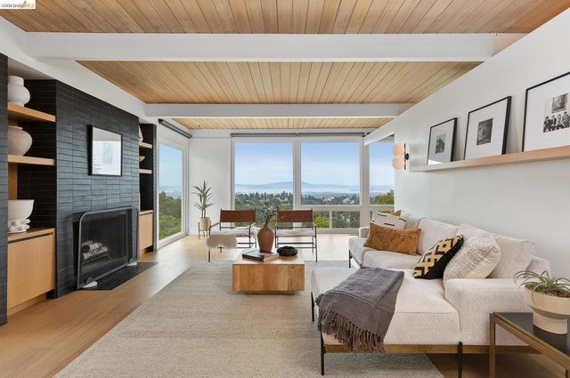 5915 Mazuela Dr, Oakland, CA 94611