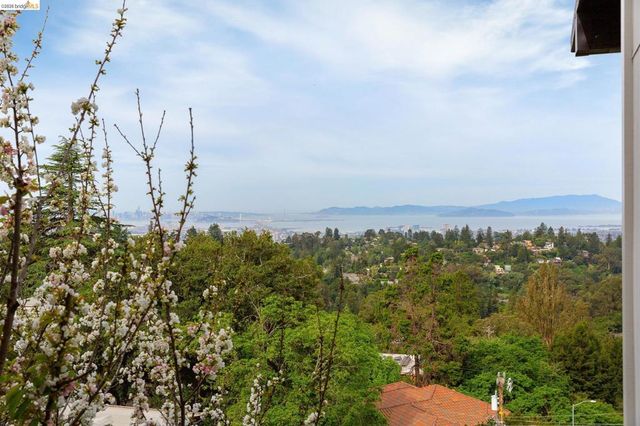 5915 Mazuela Dr, Oakland, CA 94611