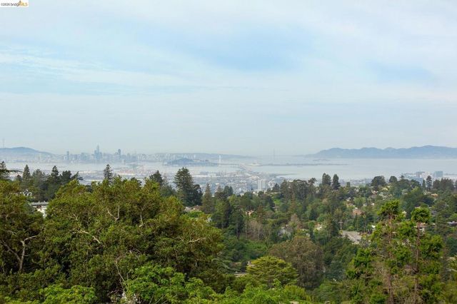 5915 Mazuela Dr, Oakland, CA 94611