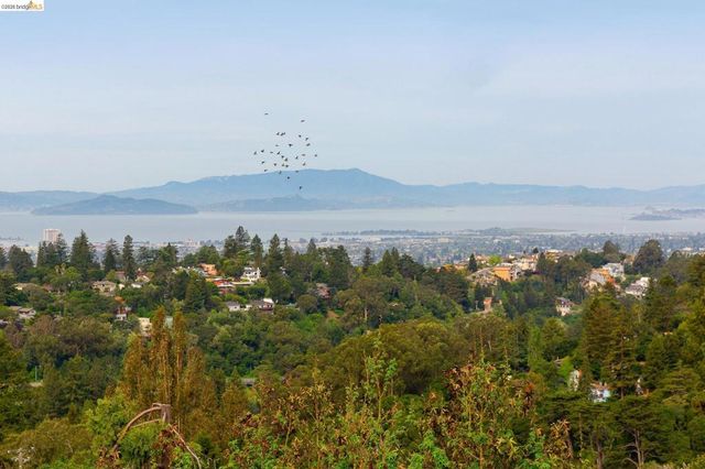 5915 Mazuela Dr, Oakland, CA 94611