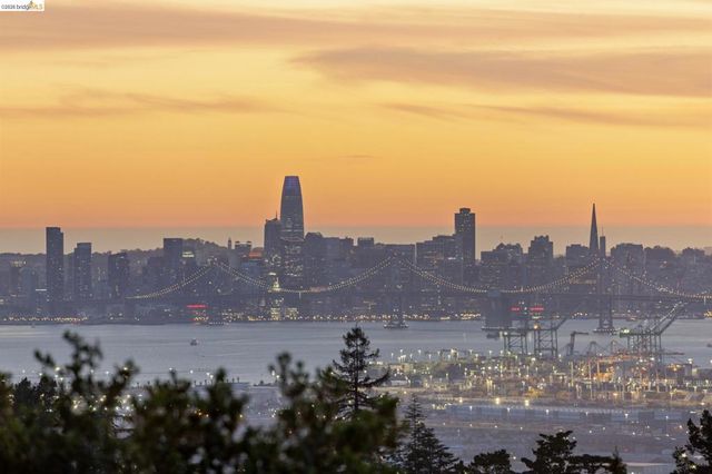 5915 Mazuela Dr, Oakland, CA 94611