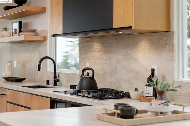 5915 Mazuela Dr, Oakland, CA 94611