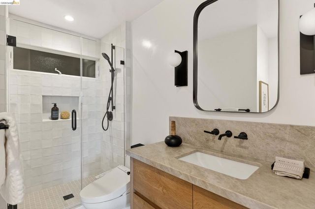 5915 Mazuela Dr, Oakland, CA 94611