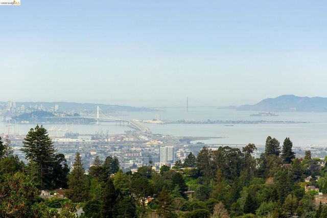 5915 Mazuela Dr, Oakland, CA 94611