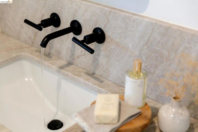 5915 Mazuela Dr, Oakland, CA 94611