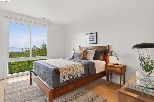 5915 Mazuela Dr, Oakland, CA 94611