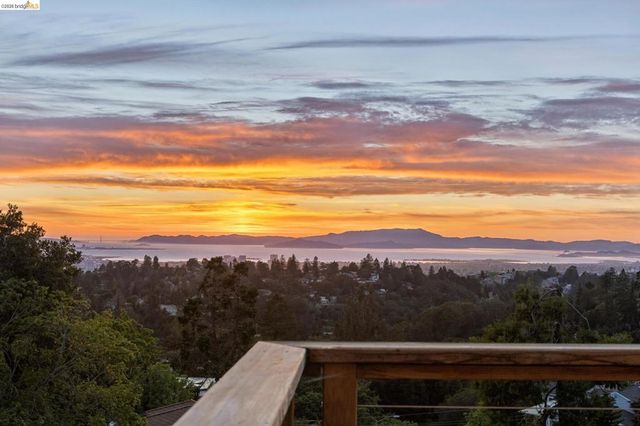 5915 Mazuela Dr, Oakland, CA 94611