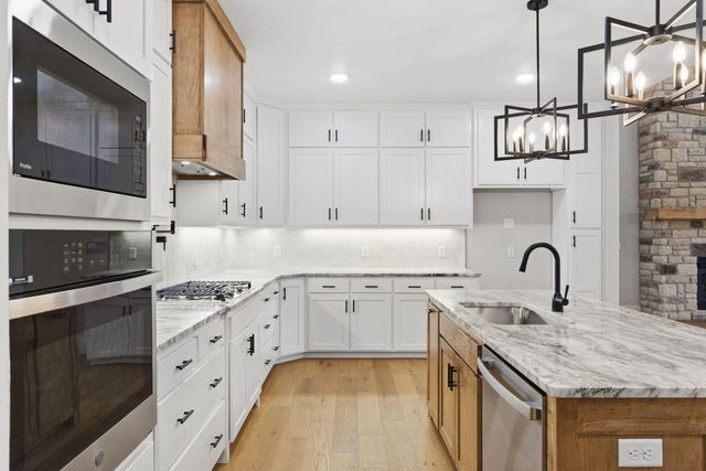 1772 E Cobblestone Drive, Ozark, MO 65721