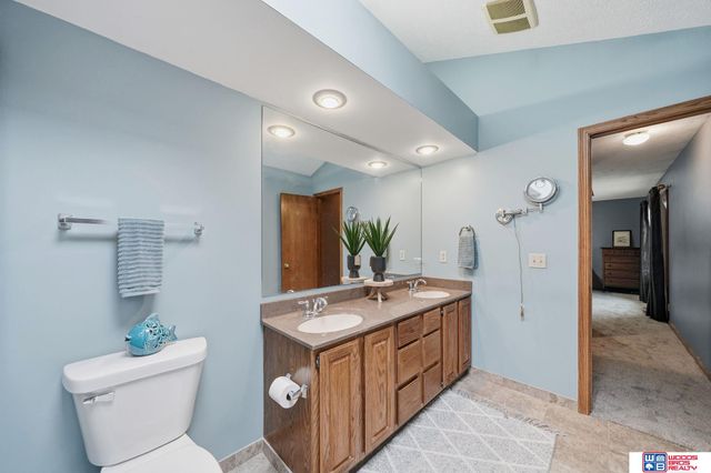 6742 Crooked Creek Drive, Lincoln, NE 68516