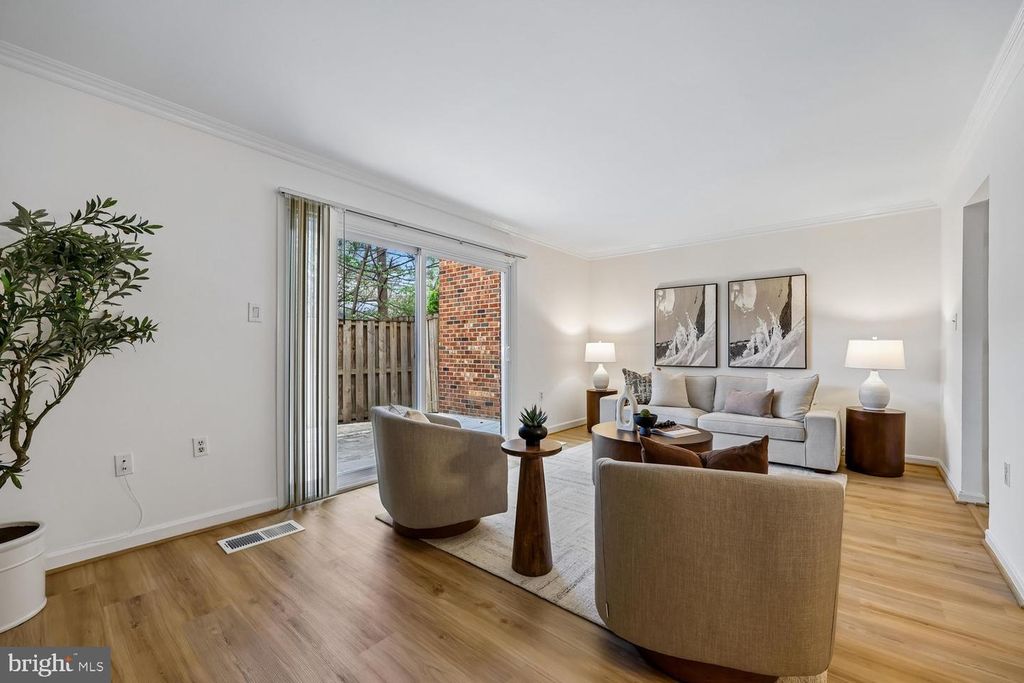 Image 2 of property listing at 780 PRINCETON PL #1-780, Rockville, MD 20850