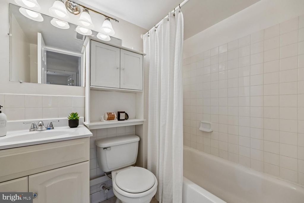 Image 24 of property listing at 780 PRINCETON PL #1-780, Rockville, MD 20850