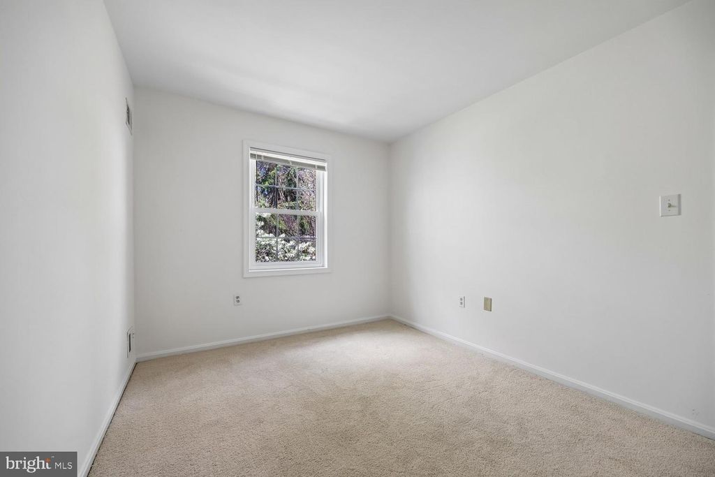Image 25 of property listing at 780 PRINCETON PL #1-780, Rockville, MD 20850