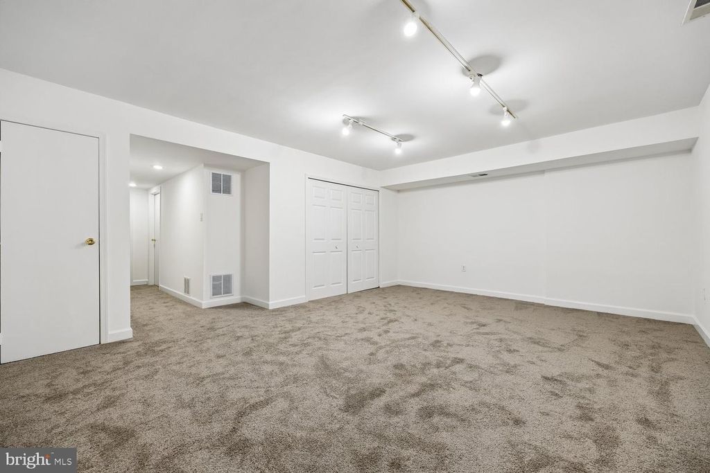 Image 30 of property listing at 780 PRINCETON PL #1-780, Rockville, MD 20850