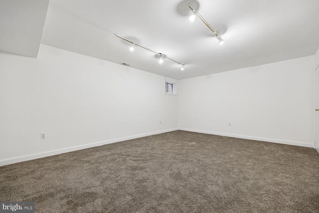 Image 31 of property listing at 780 PRINCETON PL #1-780, Rockville, MD 20850