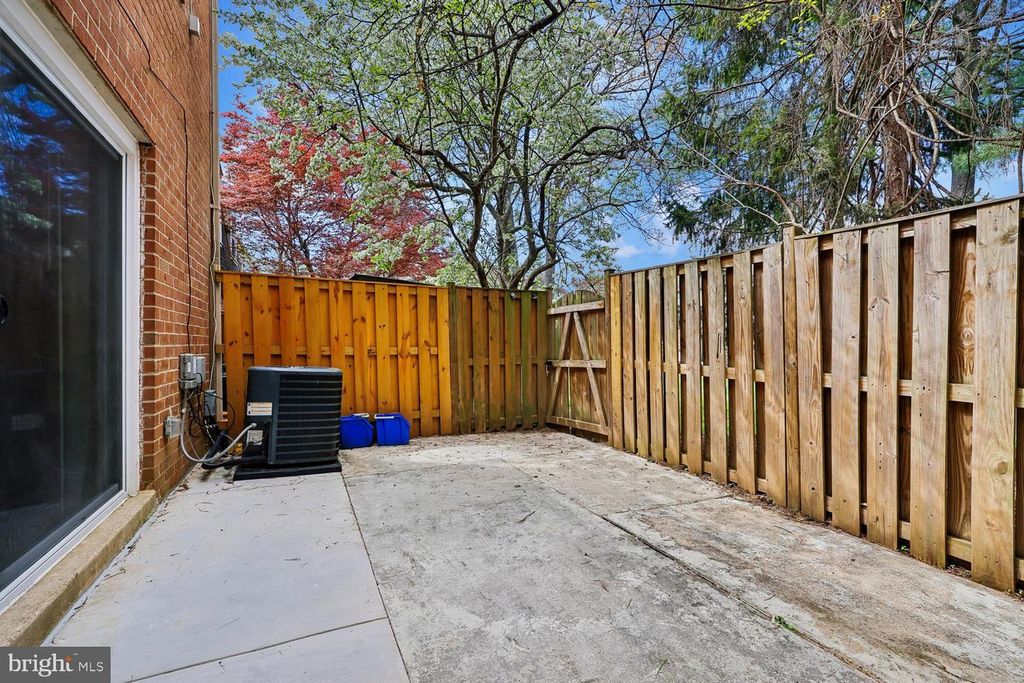 Image 33 of property listing at 780 PRINCETON PL #1-780, Rockville, MD 20850