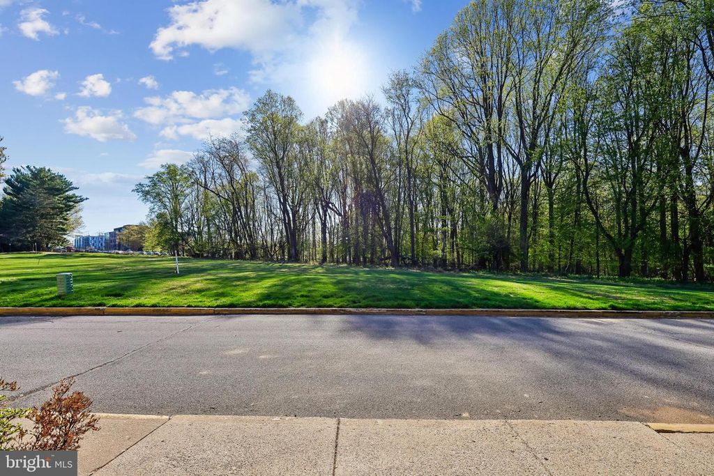 Image 34 of property listing at 780 PRINCETON PL #1-780, Rockville, MD 20850