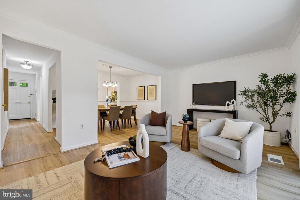 Image 4 of property listing at 780 PRINCETON PL #1-780, Rockville, MD 20850